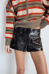 Shorts de tiro medio con efecto de cuero brillante en color negro, con cierre frontal y detalles de botones en la cintura.