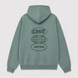 Canguro con capucha de color verde, con bolsillo frontal tipo canguro, cordones ajustables y pequeño logo bordado en el pecho.