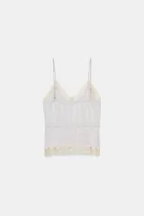 Top satinado color celeste con escote en pico y tirantes finos. Presenta detalles de encaje gris en el escote y el bajo, y una cintura ajustable con lazada.