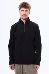 Buzo de micro polar azul marino con cuello alto y cierre frontal parcial. Presenta mangas largas y un diseño de calce cómodo.