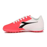 Championes de fútbol Diadora Futbol 5 Tf Striker Ii, color fucsia y blanco con logo negro.