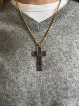 Collar de acero dorado con cadena de eslabones y dije de cruz con incrustaciones de piedra lapislázuli natural.
