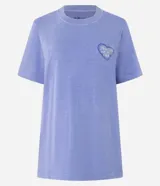 Remera celeste de corte amplio, con cuello redondo y mangas cortas. Estampado en la espalda con un corazón y texto en color azul.