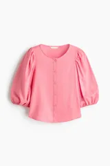 Blusa de tejido liviano en mezcla de lino, color rosado, con cuello redondo, cierre frontal de botones y mangas globo tres cuartos con puños elásticos.