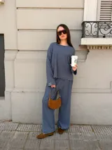 Conjunto de dos piezas color azul marino con patrón de rayas horizontales blancas, compuesto por una remera de manga larga holgada de cuello redondo y un pantalón de corte recto y holgado.