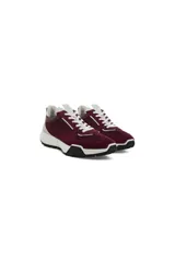 Zapatillas Ecco Retro Sneaker, color borgoña con detalles en blanco y negro. Confeccionadas en gamuza y tejido deportivo, con suela de goma reciclada.