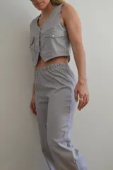 Pantalón de vestir a rayas verticales blancas y negras, con cintura elástica.