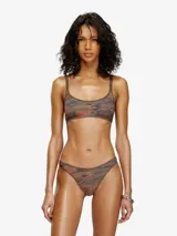 Sujetador de bikini Diesel, modelo UT-BRA-TOP-UTLT, con estampado de camuflaje en tonos verdes, marrones y grises. Presenta un corte clásico de tirantes anchos y un pequeño recorte central con logo.