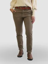 Pantalón de vestir azul marino, de corte slim, tiro alto, de gabardina elastizada. Bolsillos traseros falsos.