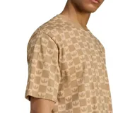 Remera de corte holgado color beige con estampado de monogramas de la marca Adidas.