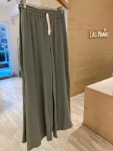 Pantalón palazzo color verde oliva, de morley de algodón, con cintura elastizada y cordón ajustable.