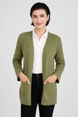 Saco abierto de punto, color verde oliva, con mangas largas y bolsillos frontales tipo parche. Diseño de corte recto y largo medio.