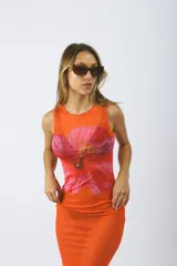 Vestido midi ajustado al cuerpo, color naranja con estampado de una flor roja.