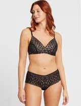 Panty de encaje negro con forro color piel.