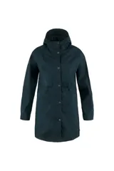 Campera larga color azul petróleo, con capucha, cierre frontal con botones a presión y cordón ajustable en la cintura.