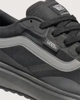 Championes Vans modelo Ultrarange 2.0, color negro con detalles en gris oscuro. Presentan un diseño técnico con entresuela UltraCush™ Lite para mayor amortiguación, sistema de ajuste con cordones y suela con patrón waffle inverso para mejor tracción.