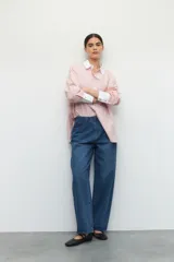 Pantalón de jean azul oscuro, corte baggy tipo boyfriend, tiro alto y fit barrel.