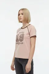 Remera de algodón blanca de manga corta estilo ringer, con cuello y puños en contraste negro. Presenta un estampado frontal con el número '28' relleno de encaje y la inscripción 'San Francisco Sports Club'.