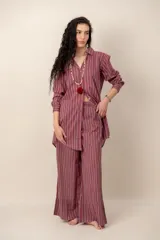 Pantalón ancho bordó a rayas verticales blancas, de corte holgado y con cintura elástica.
