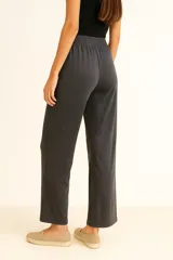 Pantalon de corte recto y holgado, color negro, con cintura elastizada.