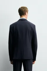 Blazer slim fit confeccionada en tejido con viscosa, con cuello de solapas de muesca, manga larga con botones en puños, bolsillos de vivo en pecho y de solapa en cadera, bolsillo interior y aberturas en la espalda.