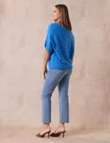 Buzo azul de tejido acanalado marca Ninety, con mangas cortas japonesas.