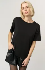 Remera de manga corta, cuello redondo y calce amplio y relajado.