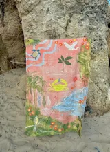 Lona de playa de bull con diseño pintado a mano con motivos marinos y selváticos en tonos rosa, verde, amarillo y azul.