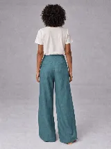 Pantalón de tiro alto con corte wide leg y pierna super ancha. Confeccionado en lino, presenta pretina con presillas, cierre frontal con botón y tablas delanteras. Incluye bolsillos laterales y bolsillos ojal traseros.