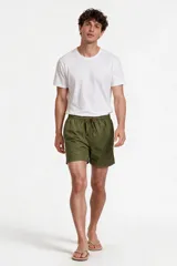 Short de baño de color verde militar, confeccionado en poliéster, con cintura elástica y cordón ajustable en contraste.
