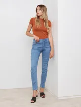 Jean skinny de tiro medio, confeccionado en denim elastizado. Presenta un corte ajustado desde la cadera hasta el tobillo, con diseño clásico de cinco bolsillos funcionales y costuras reforzadas a tono.
