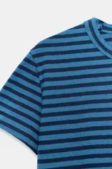 Camiseta de corte slim fit y diseño a rayas horizontales, con cuello redondo y mangas cortas.