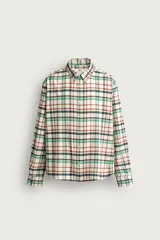 Camisa relaxed fit de manga larga con cuello abotonado y cierre frontal de botones, confeccionada en tejido de algodón y viscosa con estampado a cuadros en tonos blanco, verde, rojo oscuro y azul marino.