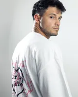 Remera blanca de algodón con estampado pequeño en el centro del pecho con la frase "Over The Falls" en letras góticas negras.