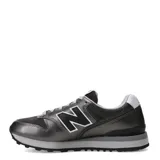 Championes urbanos New Balance modelo 996, color gris metalizado con detalles en blanco y negro. Presentan el logo N característico en los laterales, entresuela acolchada y suela de goma resistente.