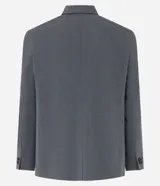 Blazer masculino de sastrería con corte boxy, escote en V, cierre frontal de doble abotonado y bolsillos funcionales. Confeccionado en tejido de poliviscosa con elastano, ofrece una estructura moderna y versátil.