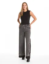 Jean de tiro alto y pierna ancha, con diseño de cinco bolsillos, cierre frontal con botón y detalle lateral en contraste de color negro. Presenta un acabado con ruedo deshilachado.