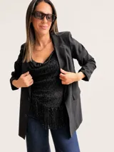 Blusa sin mangas de encaje negro con escote drapeado y bajo asimétrico adornado con flecos brillantes. Presenta breteles finos regulables y un diseño entallado.
