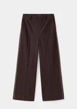 Pantalón de vestir de corte recto y tiro medio, con diseño de rayas laterales en contraste. Cuenta con cierre oculto de botón, gancho y cremallera, bolsillos laterales y bolsillo de ribete en la parte posterior.