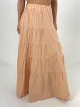 Falda larga de algodón color negro, con corte campesino y diseño escalonado.