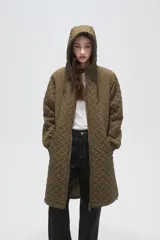 Campera larga de diseño acolchado con patrón geométrico, color negro. Cuenta con capucha ajustable, cierre frontal completo y bolsillos laterales.