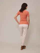 Polo blanco de algodón con elastano, de corte ajustado y mangas cortas.