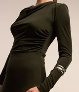 Vestido midi negro de manga larga, confeccionado en malla polyvelour, con cuello drapeado (degagê) y detalle de pliegues en la parte superior.