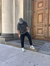 Remera gris con efecto acid wash, de manga corta, cuello redondo y estampado frontal con el texto "SOHO-889~".