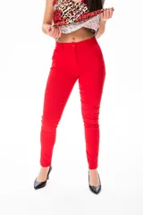 Pantalón de vestir rojo, elastizado, con corte recto, bolsillos delanteros y falsos bolsillos traseros.