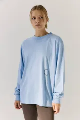 Remerón celeste de manga larga con cuello redondo y puños acanalados. Estampa en serigrafía en el frente y la espalda con la inscripción "Active Club R11".