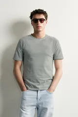 Camiseta slim fit de manga corta y cuello redondo en color gris.