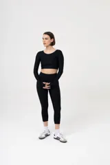 Top azul de lycra con mangas largas tipo guante y cuello redondo.