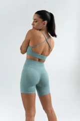 Top deportivo color lila, con breteles finos y espalda deportiva.