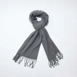 Bufanda de tejido suave color gris, con diseño clásico y terminaciones con flecos en los extremos.